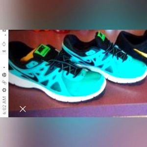 4 pair Women's NIKE SNEAKERS (all size 9)